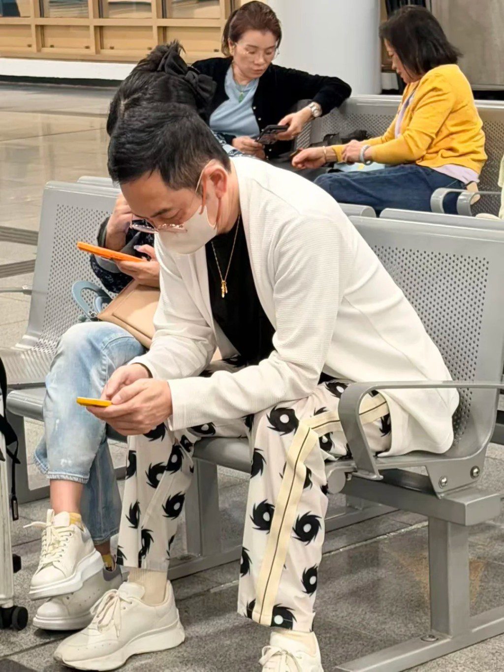 吳啟華近日在中港城等候前往中山的船班,身旁坐着一位年輕女士。