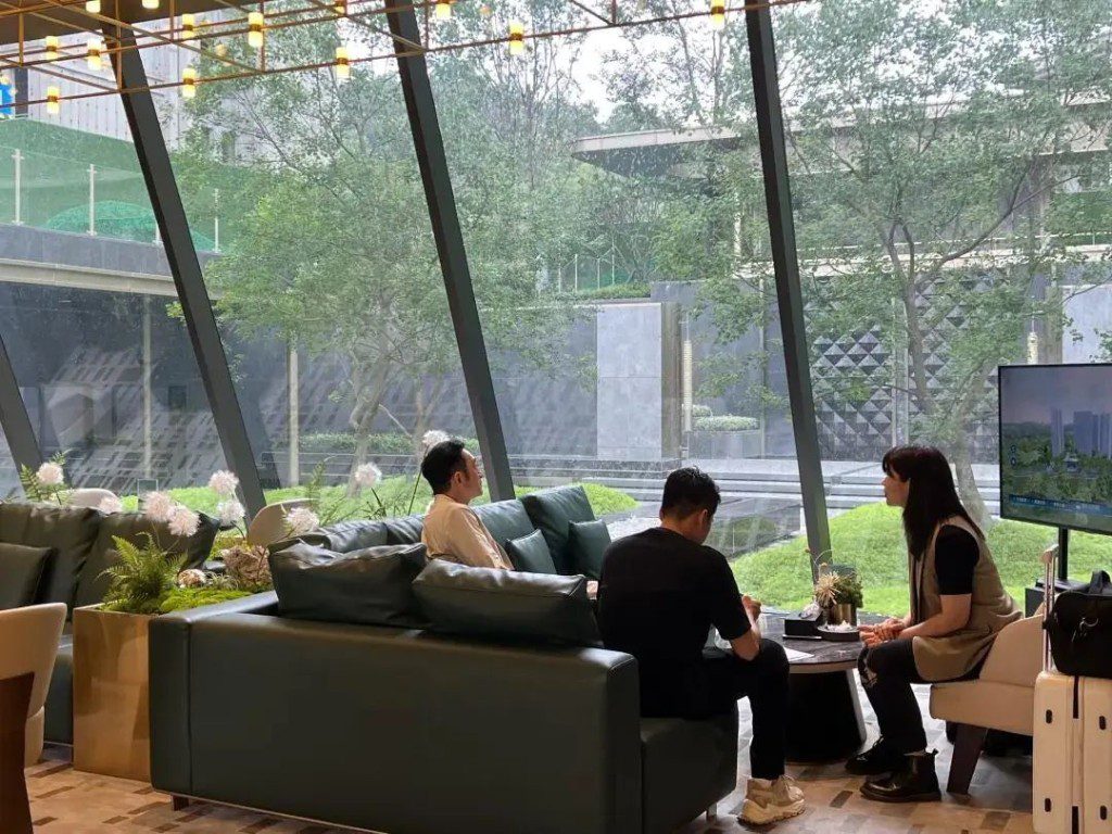 另有照片見他在銷售場地內仔細打量環境。