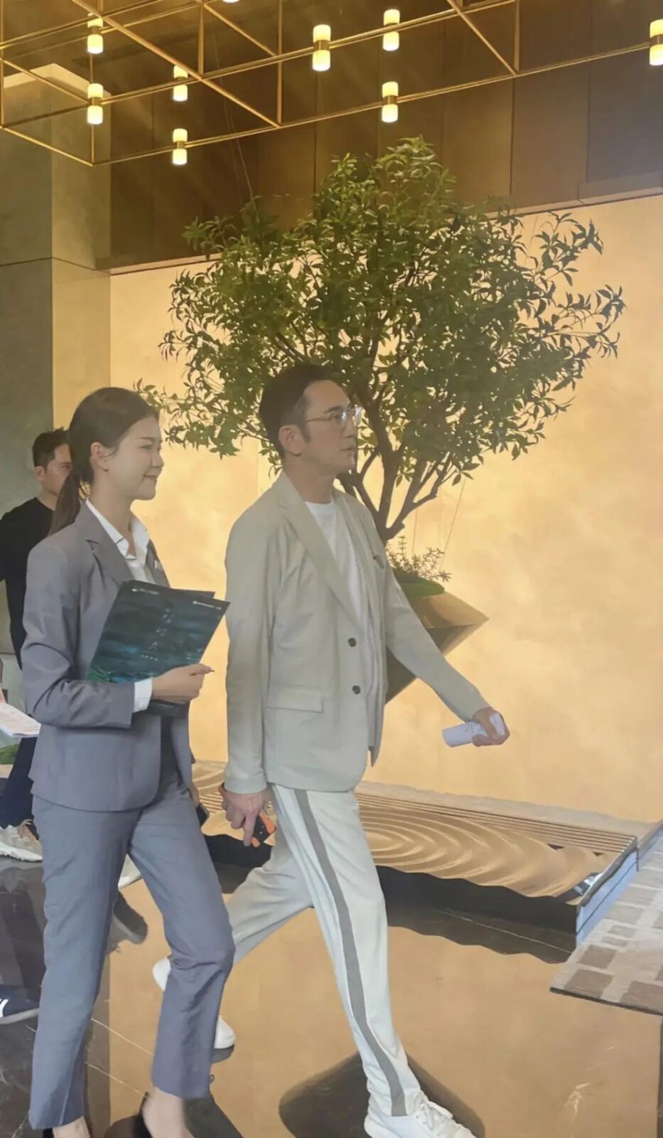 不少網民推測吳啟華此行可能是為樓盤進行宣傳。