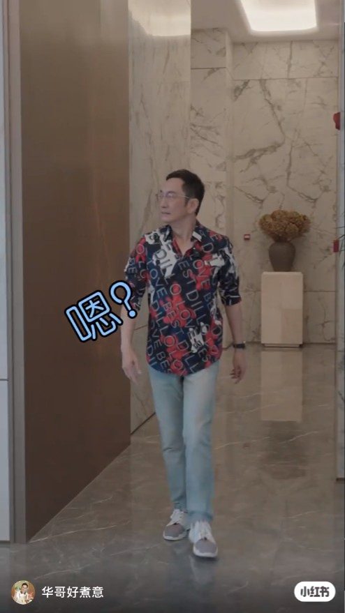 疑似住宅內的走廊空間偌大。