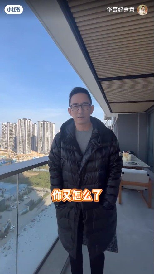 吳啟華在露台放置了餐桌,相信偶爾會在那裏用餐。