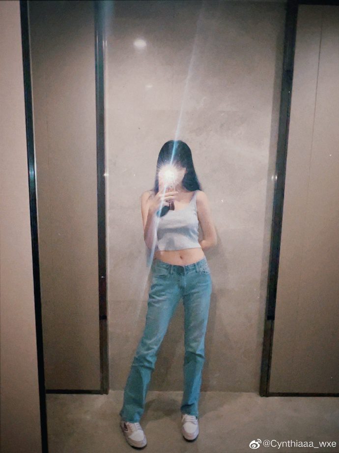 吳啟華女兒在照片中露出纖腰。