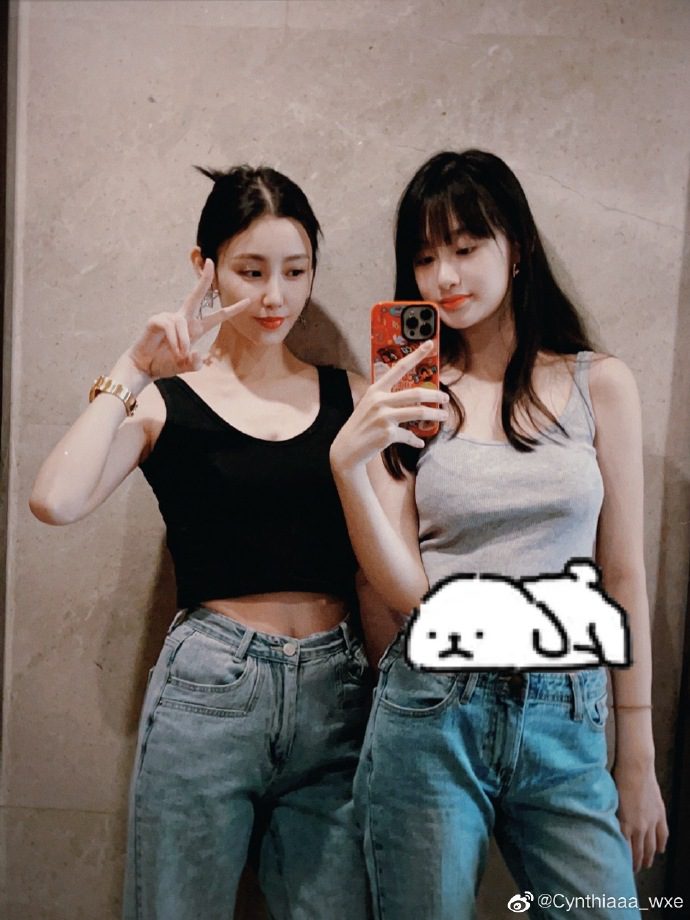 吳啟華的女兒(右)已長得亭亭玉立。