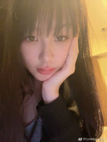 吳熙兒氣質不俗。