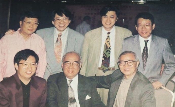 李兆熊(上排右一)與麥當雄(上排右二)、屠用雄並稱「麗的三雄」。