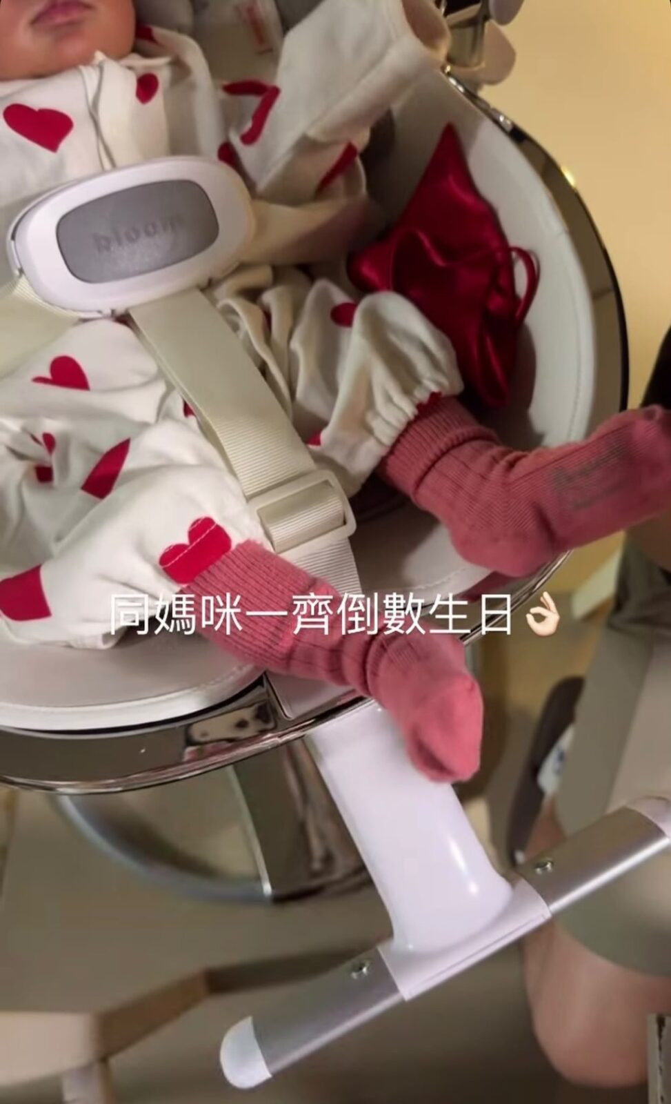 正在坐月的Shirley,前晚已急不及待在IG限時動態分享兒子半邊身子的可愛照片。