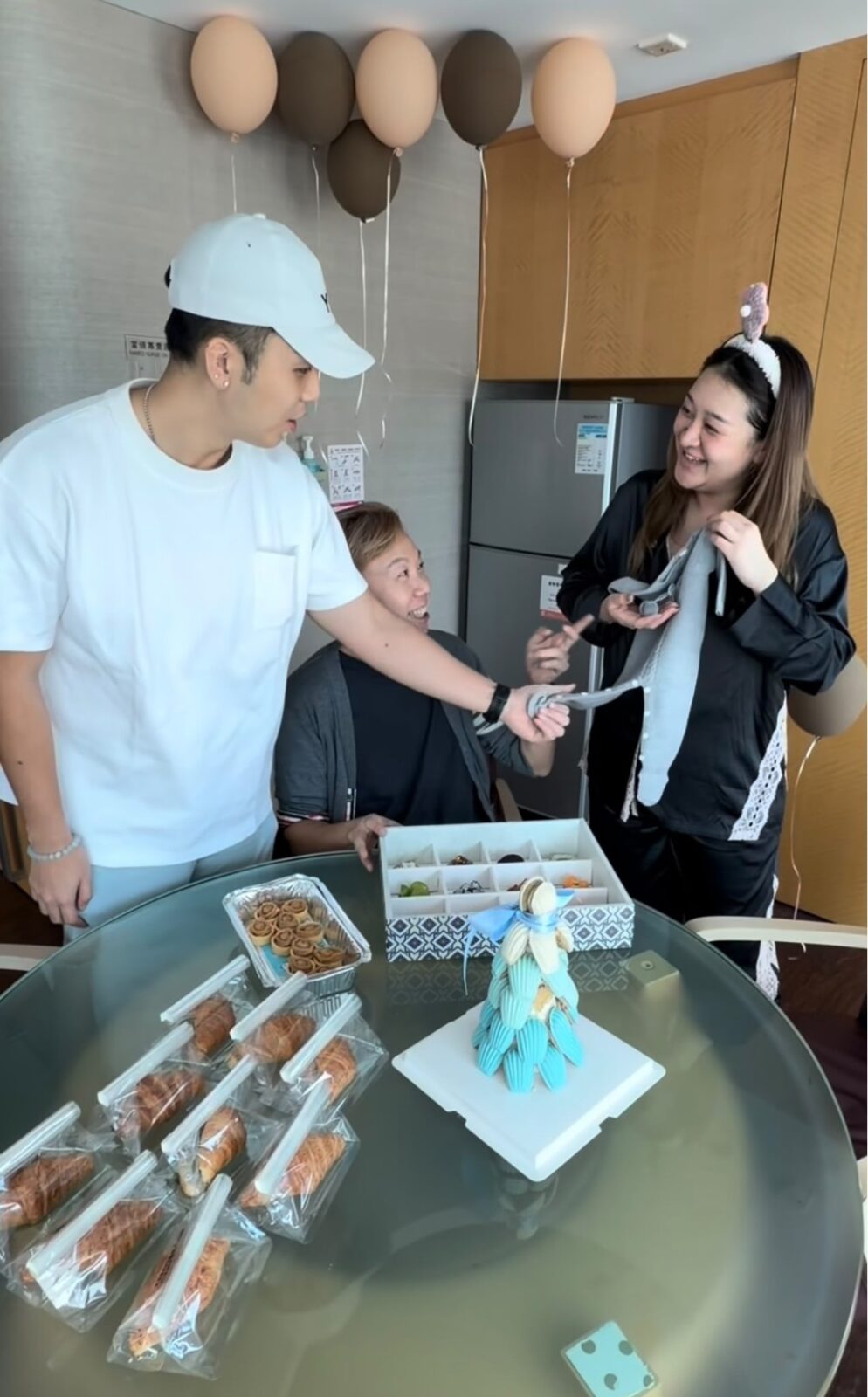 鄭紹康送上從梁詠琪童裝店購買的灰色嬰兒衣服作為賀禮。