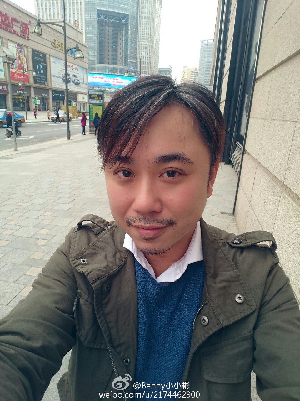 因長期在餐飲副業的廚房環境中久站,導致小彬彬髖關節嚴重發炎。