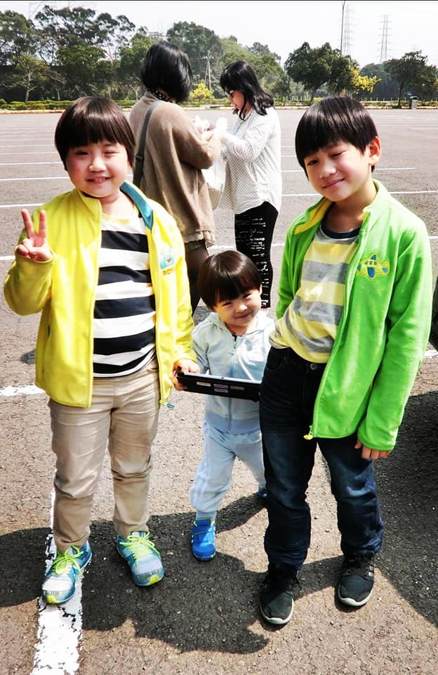 小彬彬的三名兒子:大仔小小彬(左)與二仔迷你彬(右)由第一任妻子所生,孻仔萌萌彬(中)則為第二任妻子所生。