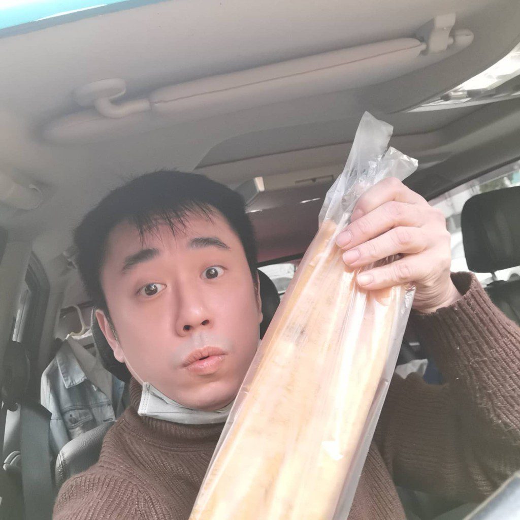 小彬彬說服大兒子小小彬,將其童星時期賺取的300萬新台幣積蓄投資於影視平台。