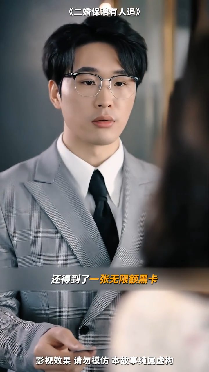 在內地短劇中,吳旭東多飾演帥氣總裁,形象斯文。