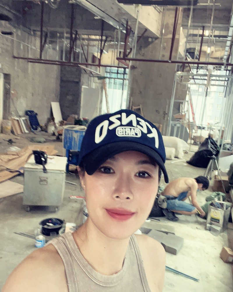 她亦經營小學補習學校。