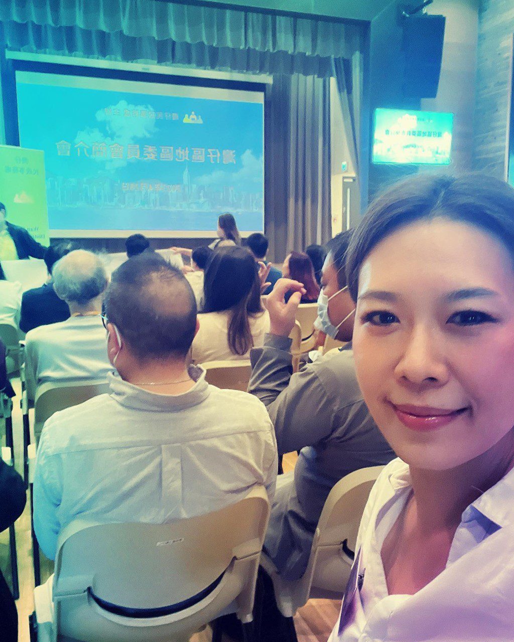 宋芝齡曾擔任灣仔西分區委員會委員。