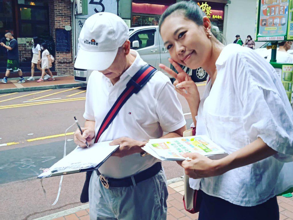 她積極參與地區事務。