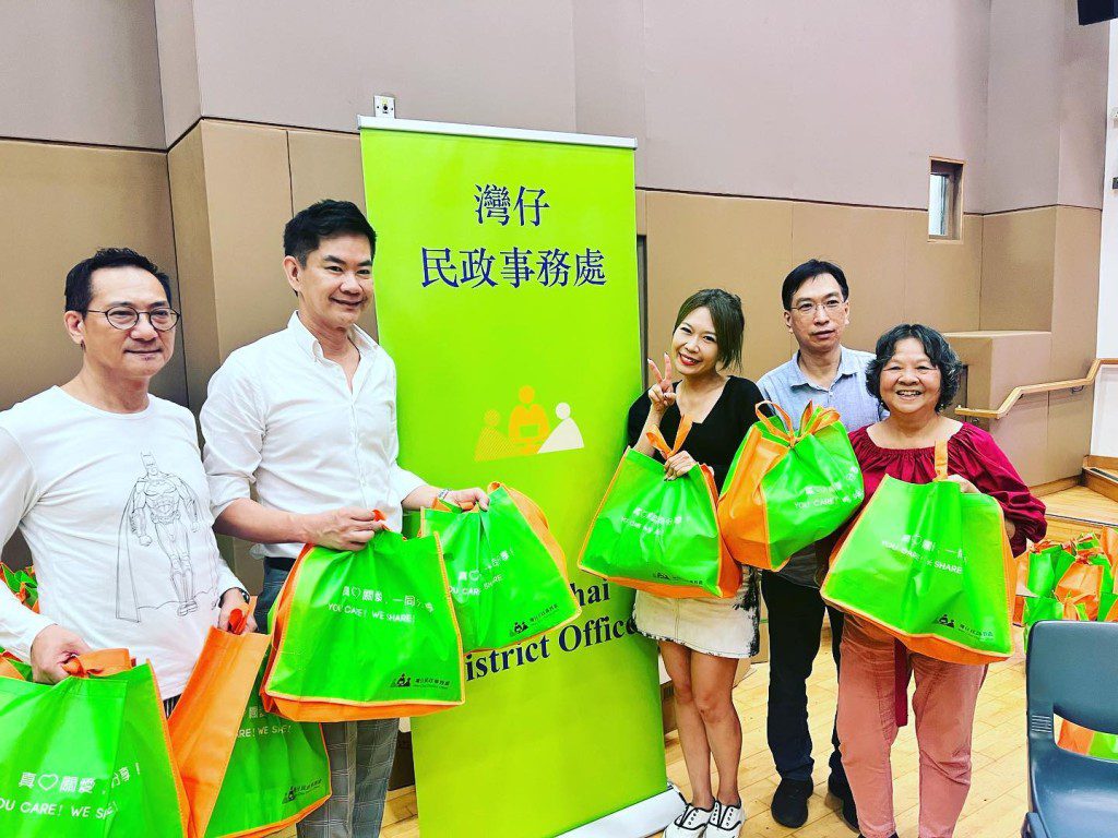 她亦會落區進行宣傳工作。
