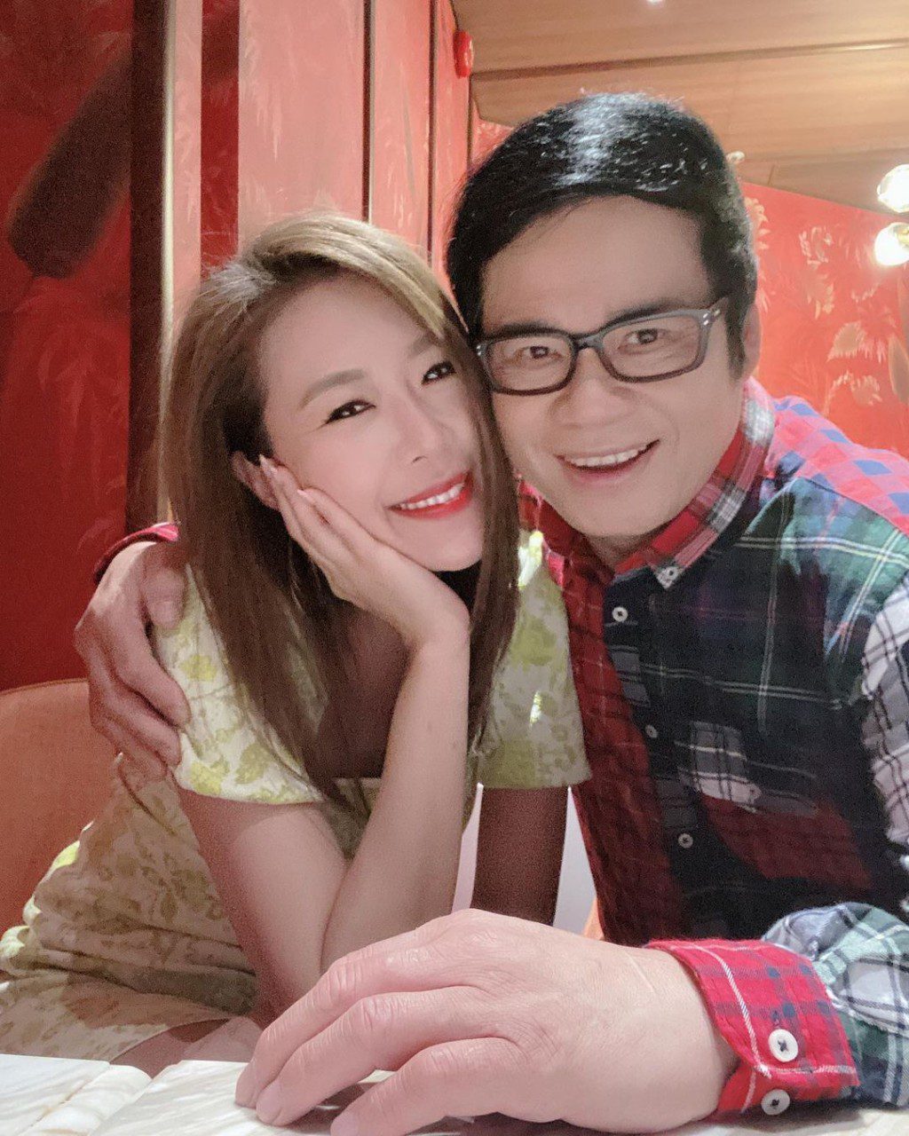 與安德尊合作婦女節目多年,兩人成為好友並傳緋聞。
