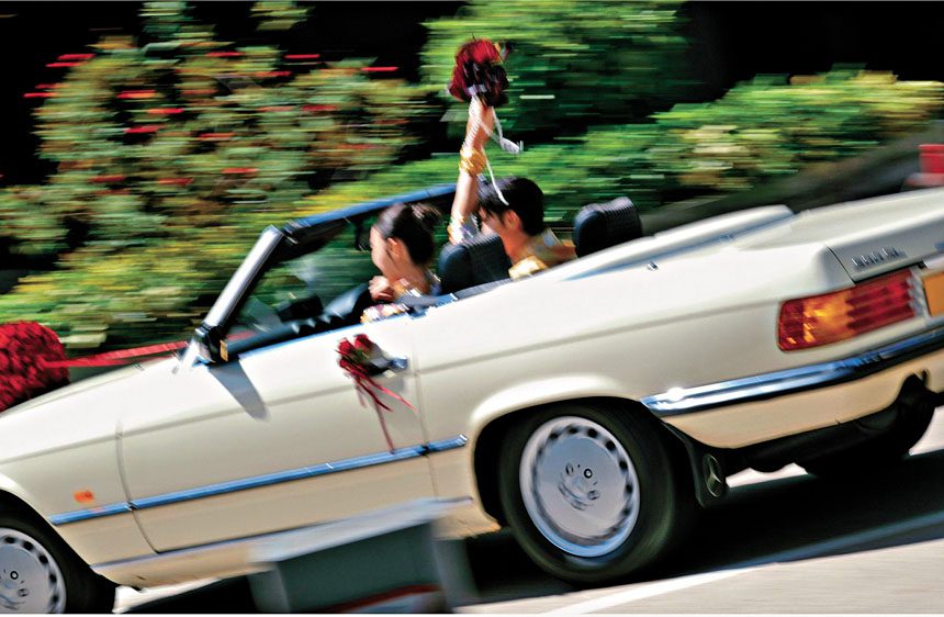 新郎開跑車載著新娘,十分瀟灑。