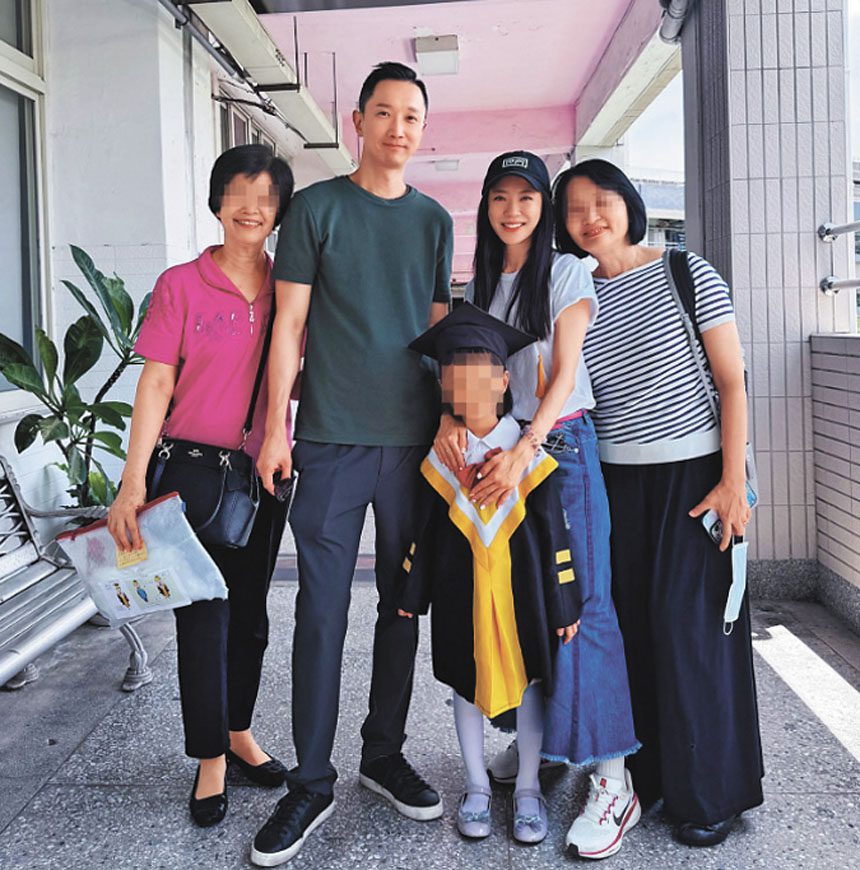 楊千霈(右二)和前夫(左二)出席女兒畢業典禮。網上圖片