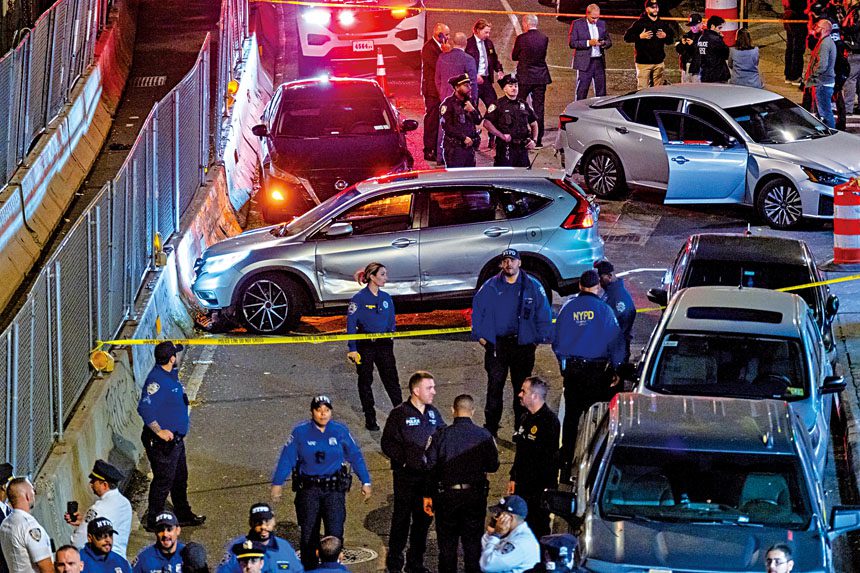 幹員衝向車輛並向貝爾加爾的車輛射擊7發子彈。 Dakota Santiago/紐約時報