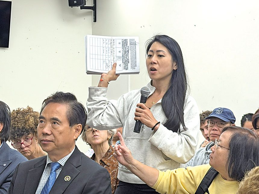居民吳愛蓮拿著超過200份連署反對計劃。