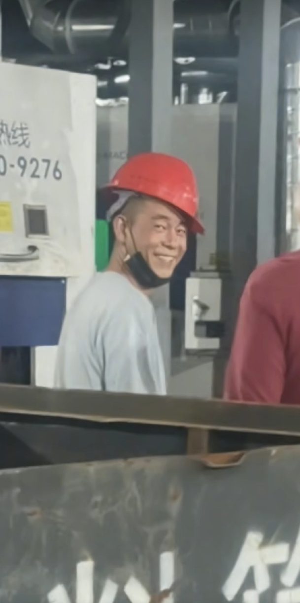 這名福建工人的樣貌被指與陳小春十分相像。