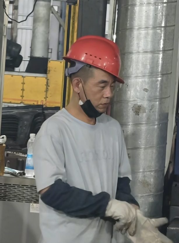 從側面看,該名工人的樣貌尤其酷似陳小春。