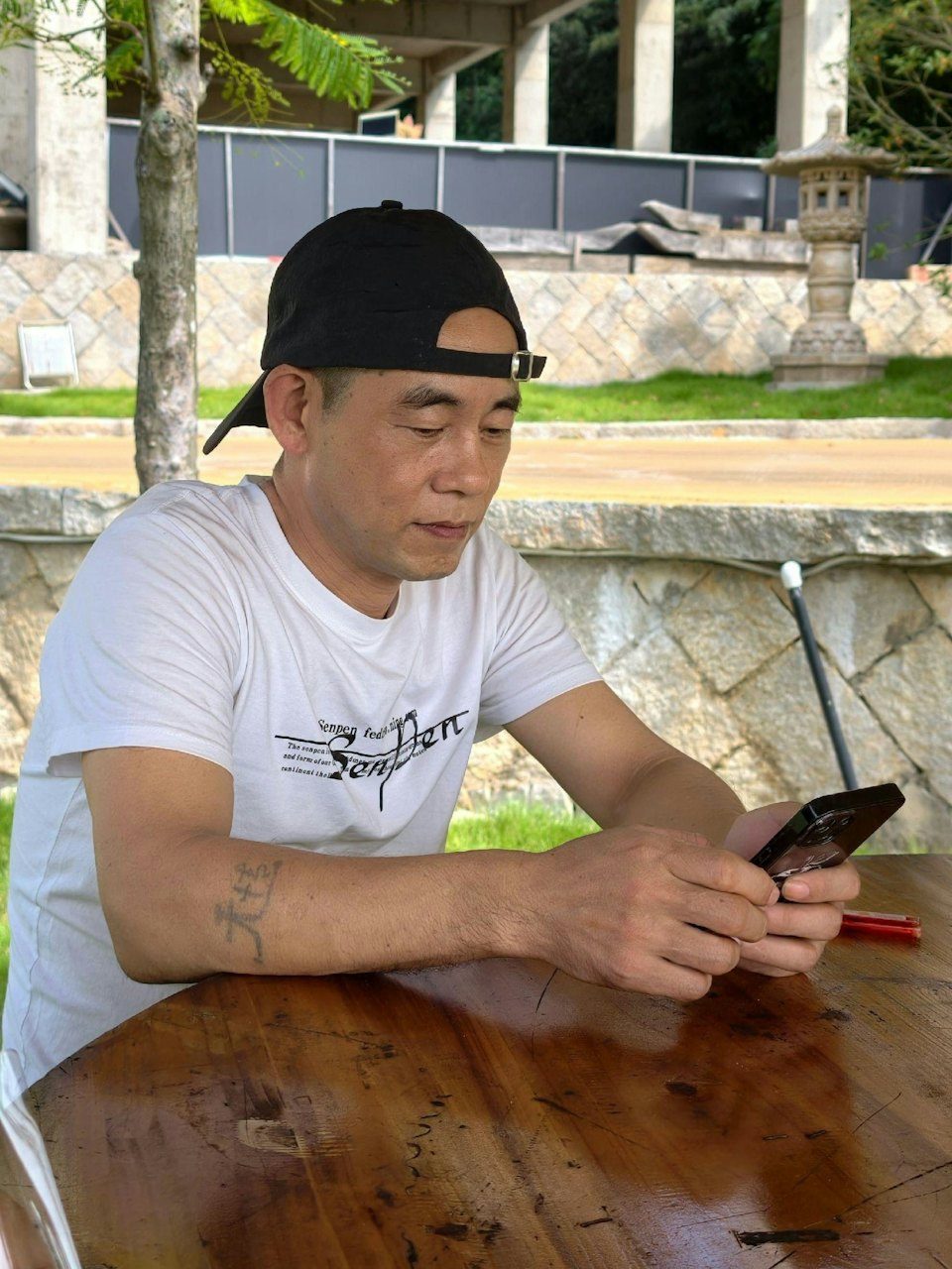 該工人明確表示自己並非陳小春的弟弟。