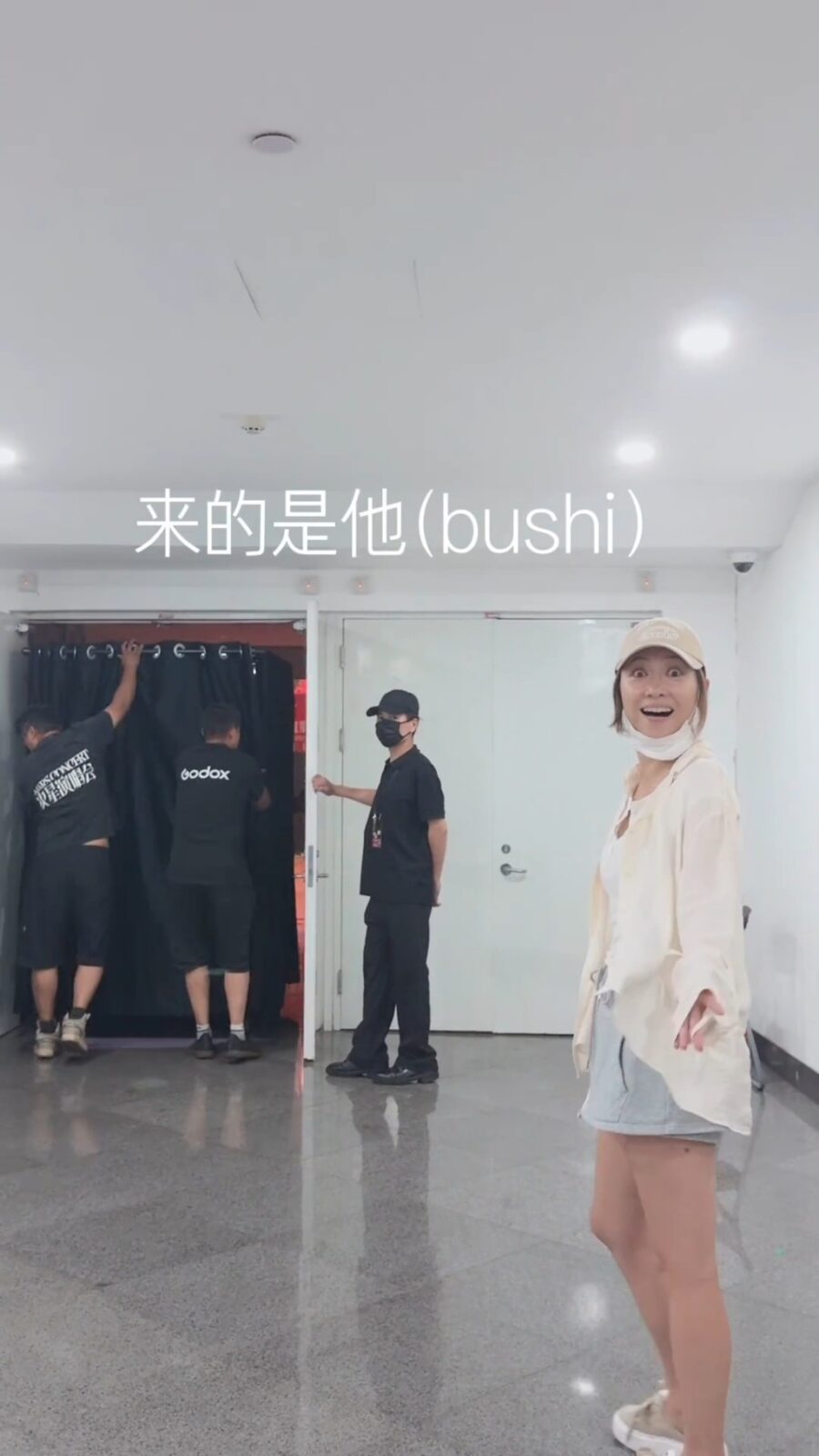 片段中可見工作人員推著一輛車,陳小春坐在車內。