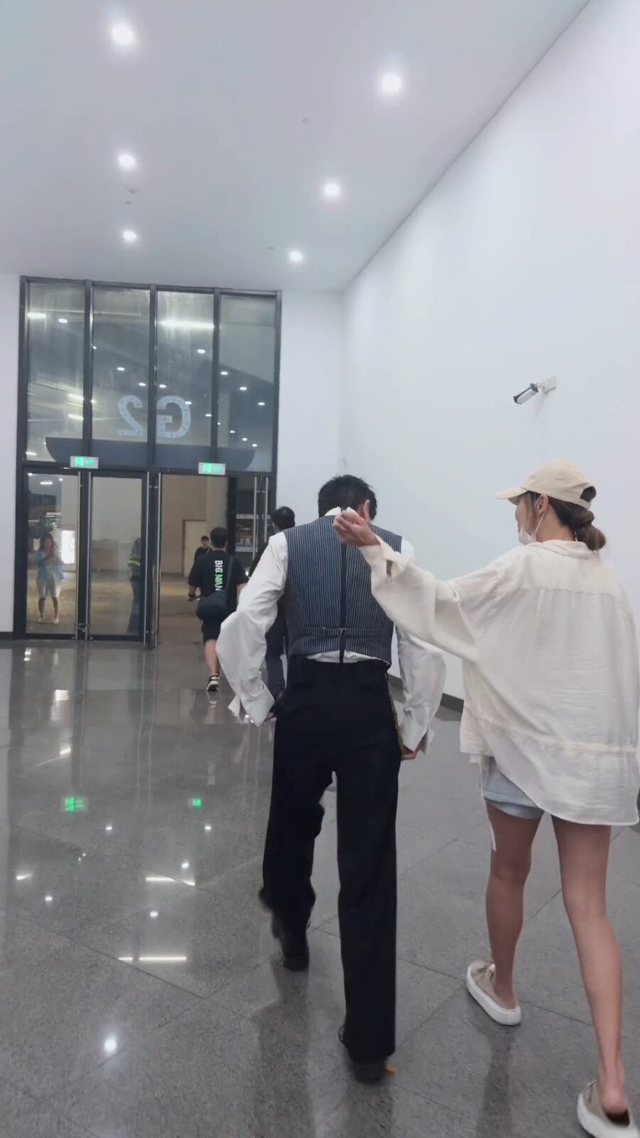 陳小春走路左搖右擺,應采兒在身後緊緊看顧。