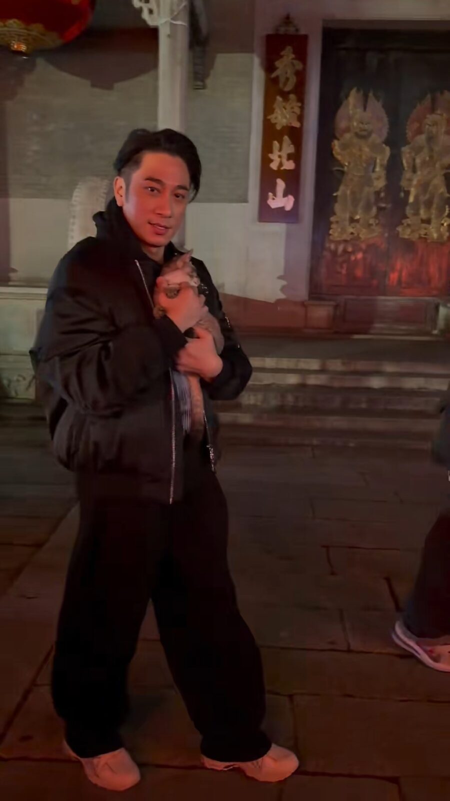 吳卓羲當時單手小心翼翼地抱著貓咪。