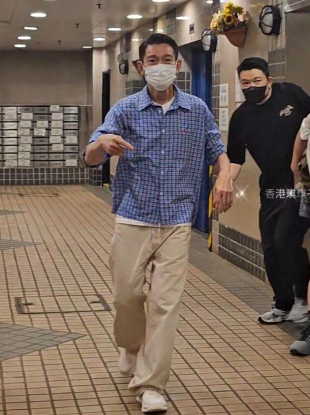 劉德華在公眾場合見到歌迷,立即主動走上前。
