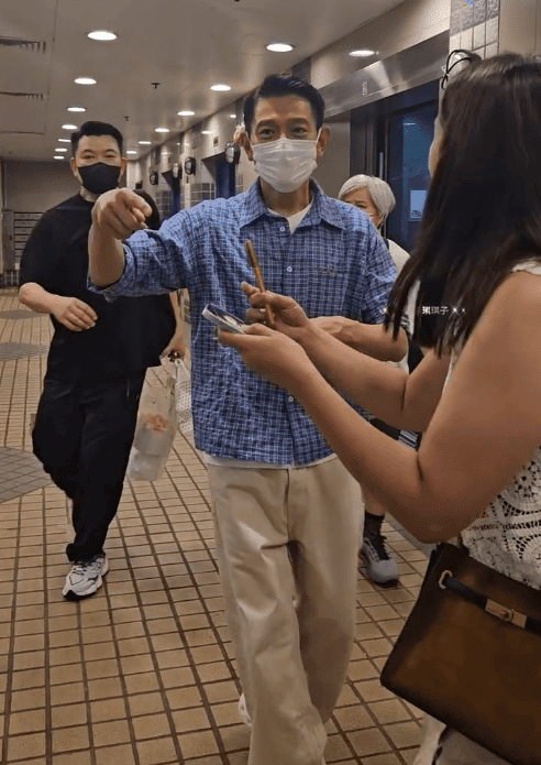 劉德華即場為歌迷簽名。