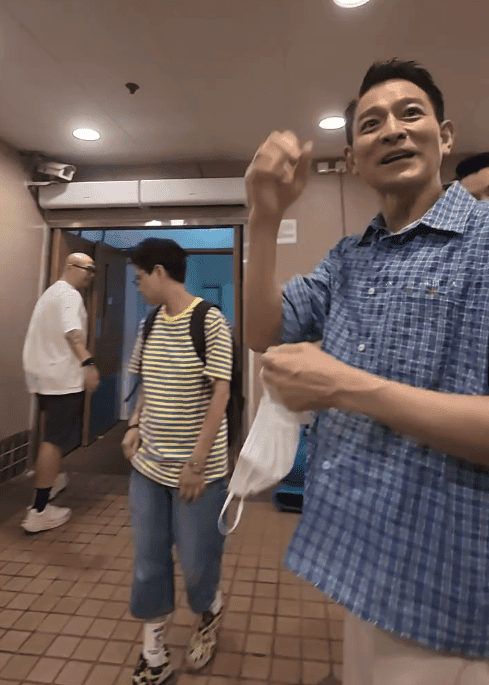 劉德華除下口罩與歌迷合影。