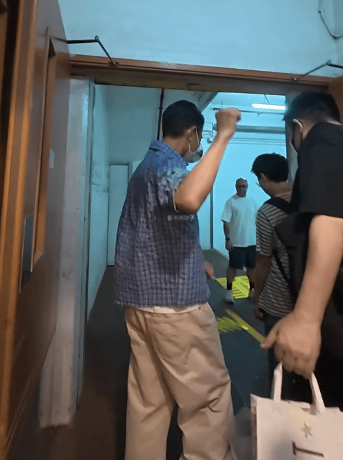 劉德華見到歌迷顯得非常高興。