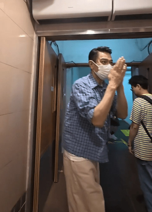 劉德華離開時向歌迷雙手合十道別。