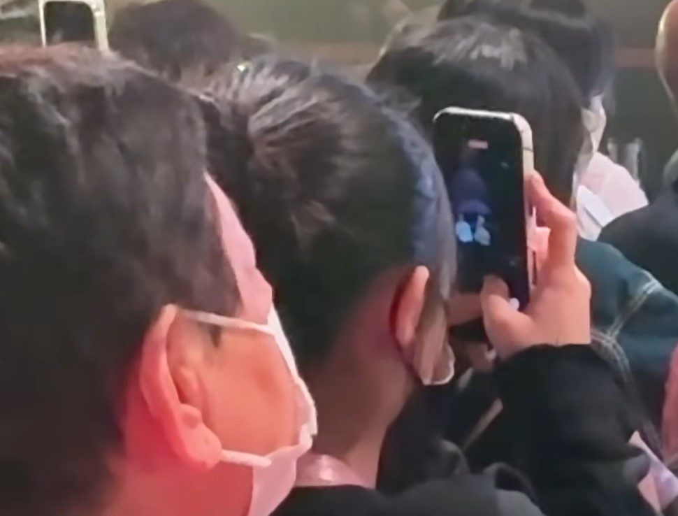 劉向蕙拿出手機,記錄父親的表演。
