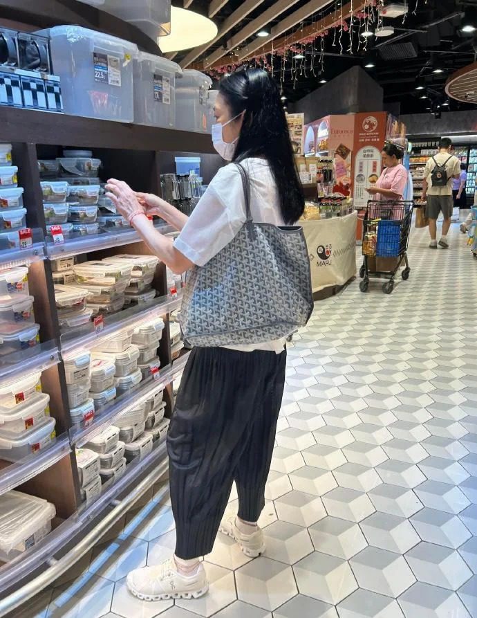 朱麗蒨日前被網民疑似在超市內偶遇。