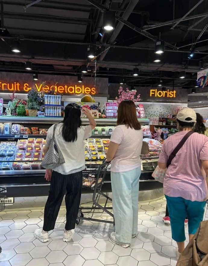 朱麗蒨在超市為家人選購物品。