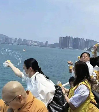 照片中朱麗蒨當時正在參與佛教活動。