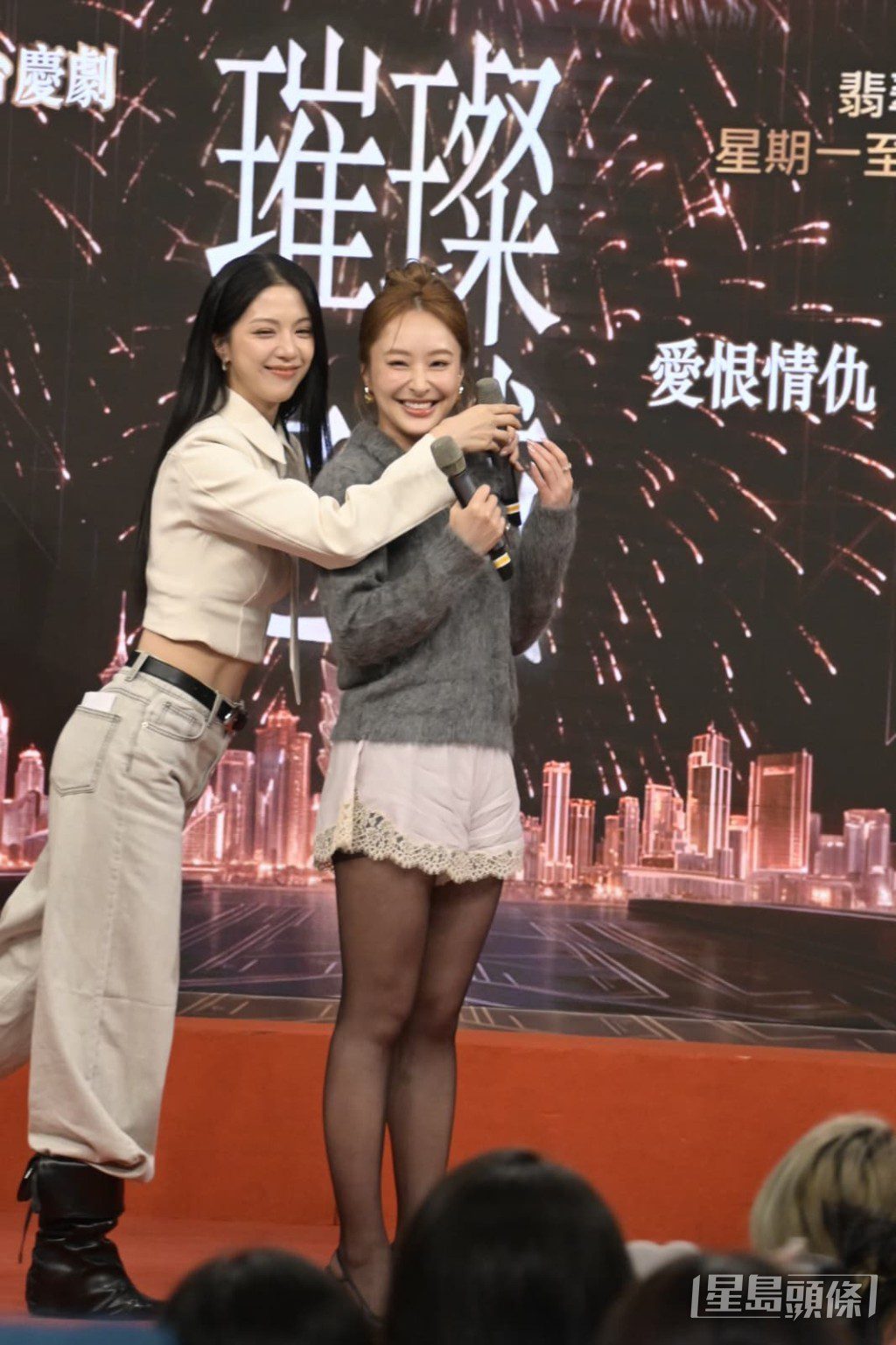 陳曉華擁住壽星女陳瀅。