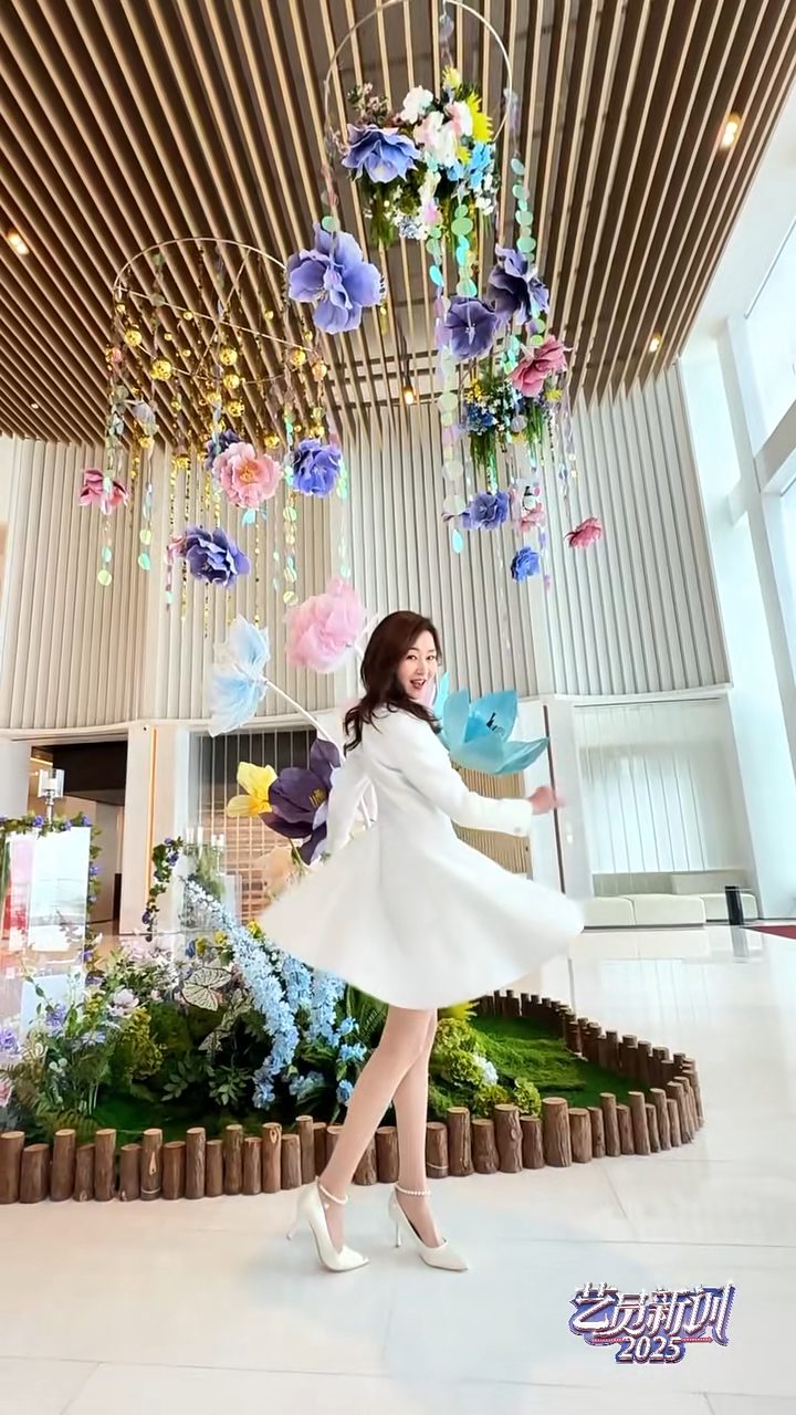 萬綺雯身穿白色V領洋裝,凍齡樣貌與體態充滿少女感,網民期待她拍戲。