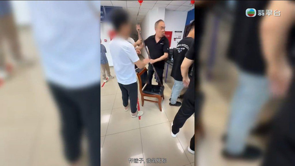 陳先生被指曾手持武器對待兒子。