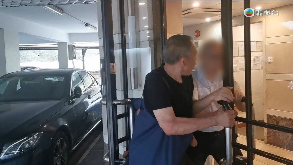 為了尋找兒子,陳先生一度嘗試闖入其住所。
