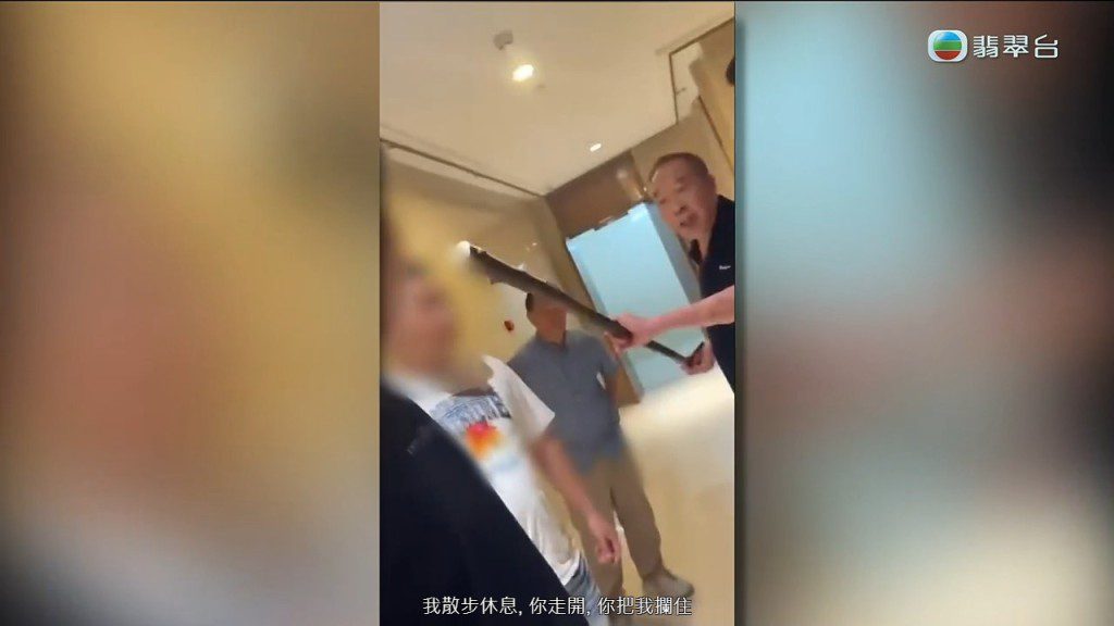 陳先生兒子提供畫面,反指父親上門時用棍棒威脅其安全。