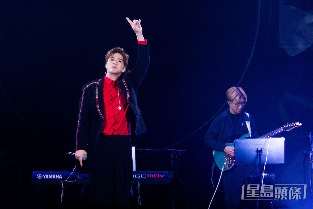 吳亦偉演出照。