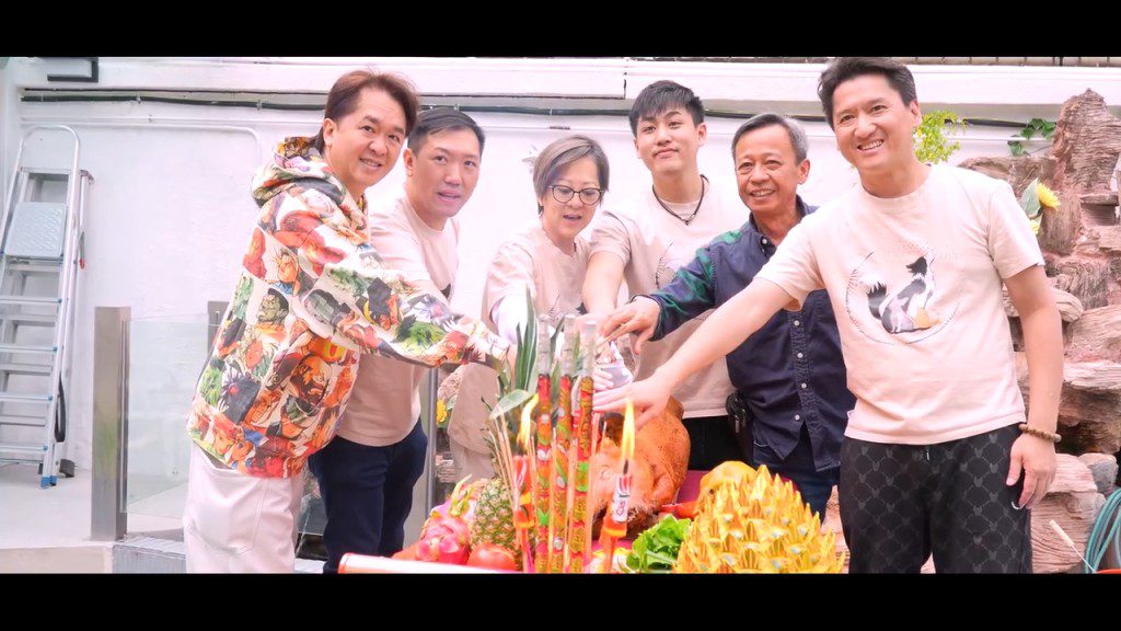 兩兄妹感情很好。