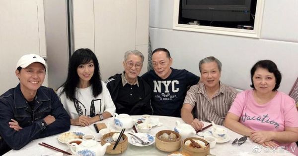 劉江太太早年身形較為豐腴,留著一頭短曲髮。