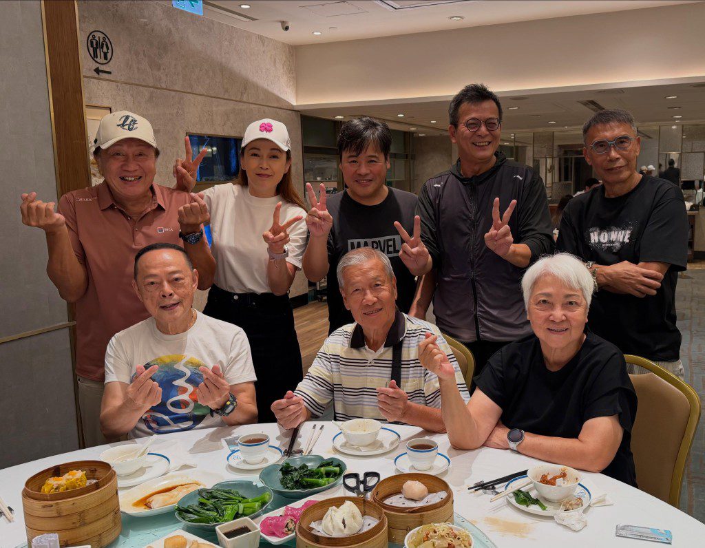 劉江近日與太太一同出席老戲骨聚會,太太的形象煥然一新。