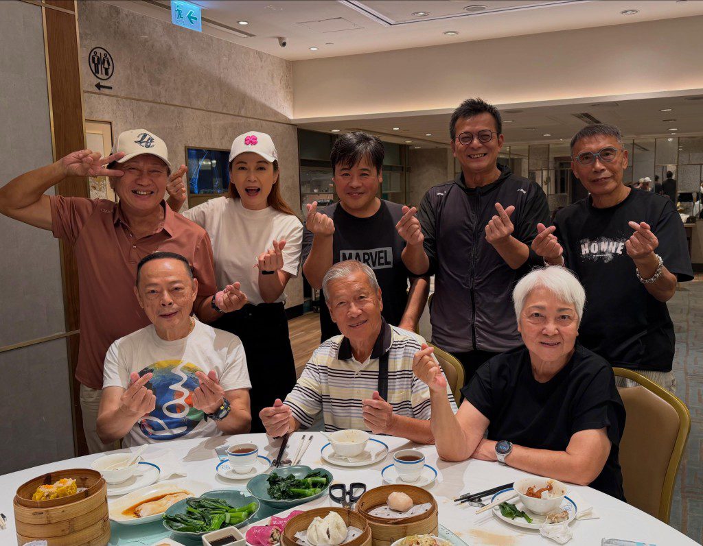 劉江與留著短白髮的太太,看起來十分有夫妻相。