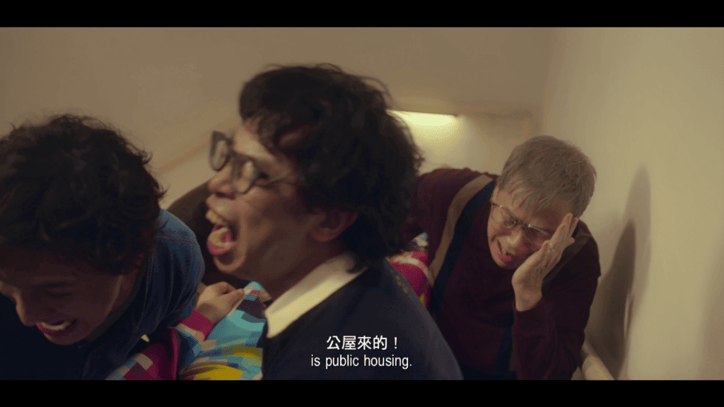 電影《死屍死時四十四》講述一具屍體出現在私人屋苑門前,四戶鄰居為保樓價而引發的荒誕故事。